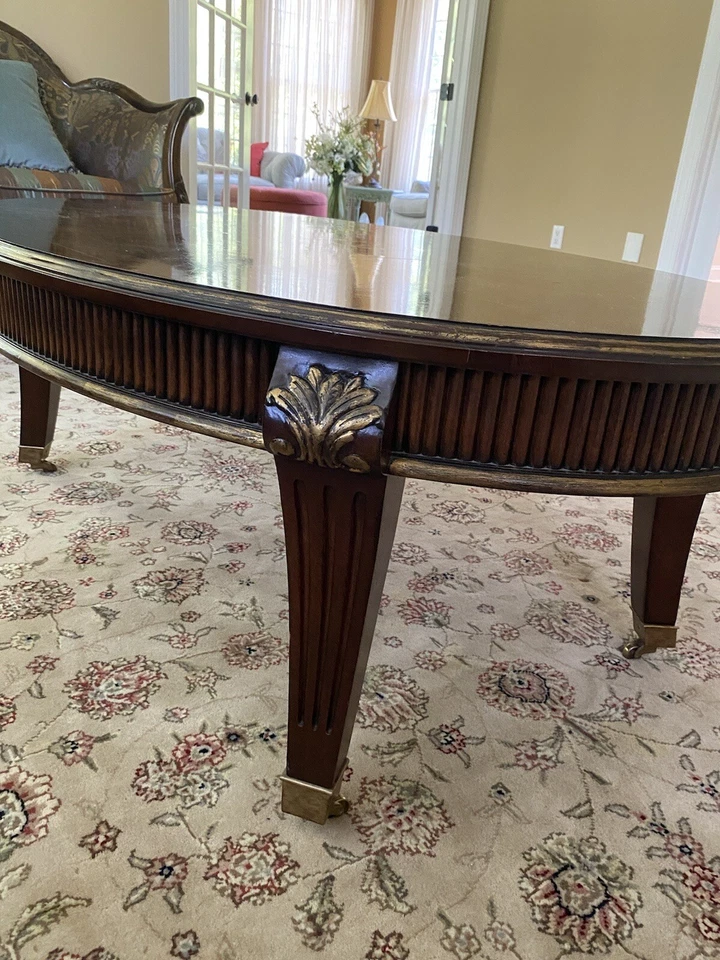 Mesa ovalada de caoba con detalles de hoja de oro Foto 2 de 3