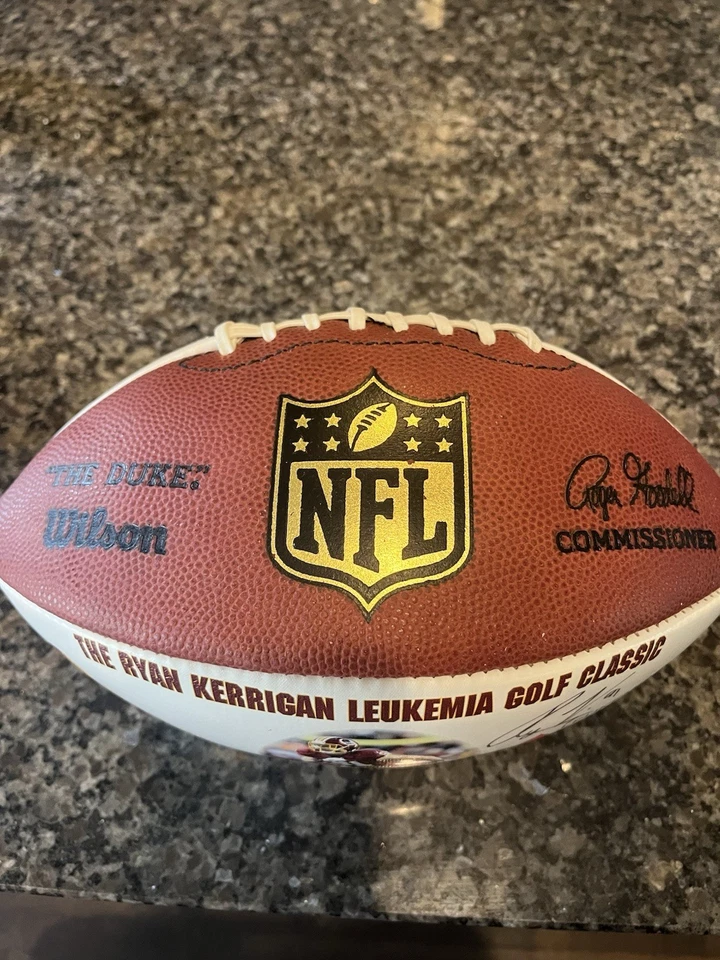 Futebol americano assinado por Ryan Kerrigan Washington Redskins - Imagem 2 de 3