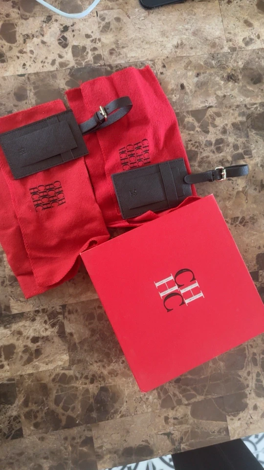 Auténtico. 2 etiquetas de equipaje Carolina Herrera nuevas en caja con bolsas antipolvo  Foto 3 de 4