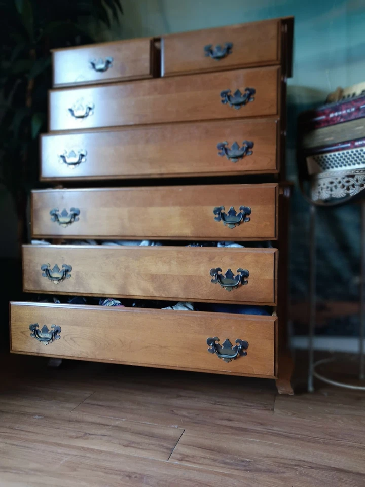 Cômoda antiga Mid Century Cal Shop. Alças de latão com 7 gavetas - Imagem 3 de 4