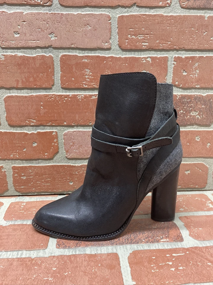 Botines Cynthia Vincent de cuero negro con hebilla y tacón ancho para mujer talla 9,5” Foto 2 de 4