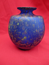 Joli vase bleu nuit moucheté en verre marmoréen