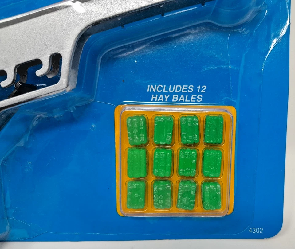 ERTL FARM MACHINES ADJUSTABLE HEIGHT BELTED ELEVATOR w/12 MINI BALES *READ DESC - Image 2 of 4