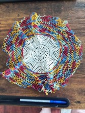 Vtg szydełkowy ręcznie robiony doily 12" centralny element biały wielokolorowy tęczowy wzór E