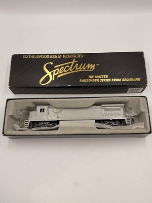 HO BACHMANN SPECTRUM 85001 DASH 8-40C Diesel UNDECORATED