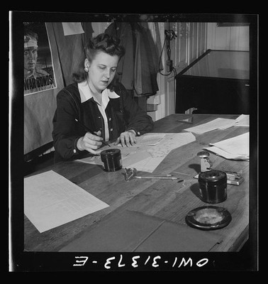 Photo:Washington DC 1943 U.S. Weather Bureau Woman Forecasting Weather Map