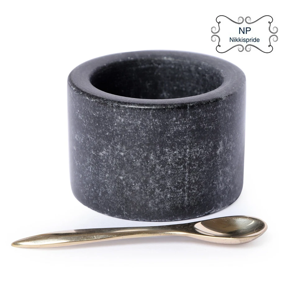 Caja de pellizcos de mármol bodega de condimentos con cuchara de latón hecha a mano negra Foto 3 de 4