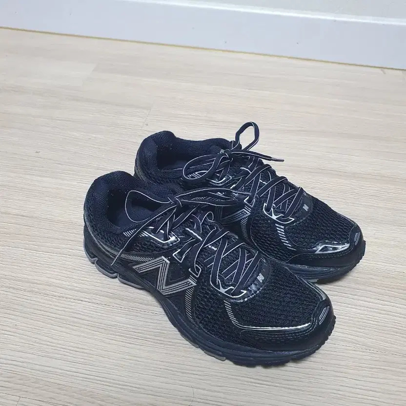 New Balance 860v2 Black Sneakers, Size 235 thumbnail 4