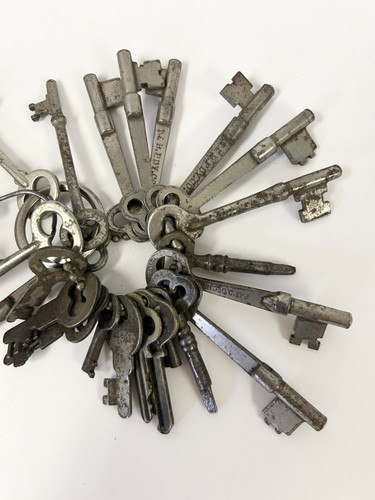 Large Vintage Lot of Antique Brass Keys Skeleton, Flat, Sargent, T & B FDY Co. - Picture 4 of 6