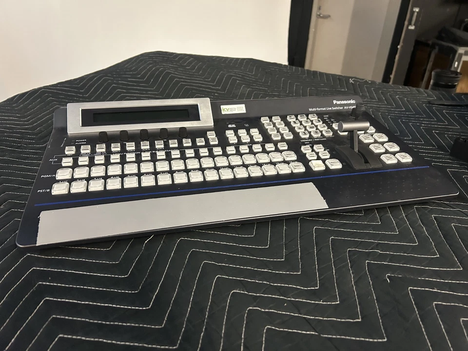 Conmutador en vivo multiformato Panasonic con mainframe y panel de control remoto Foto 2 de 4