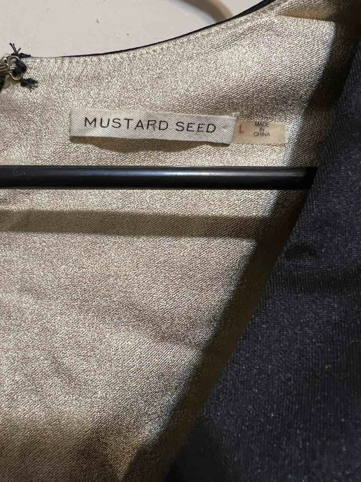 Mustard Seed Black Dress with Gold Color Accents With Cutout Back Size Large - Imagem 4 de 4