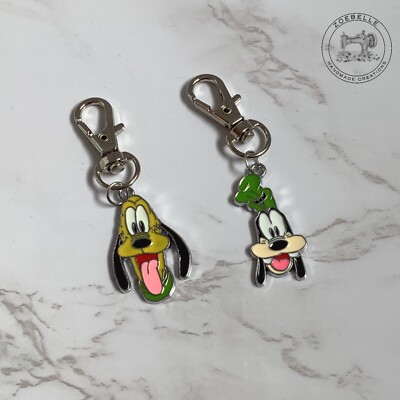 Cartoon Emaille Hund Pluto oder alberner Schlüsselanhänger Taschenanhänger Rucksackanhänger & Geschenktüte