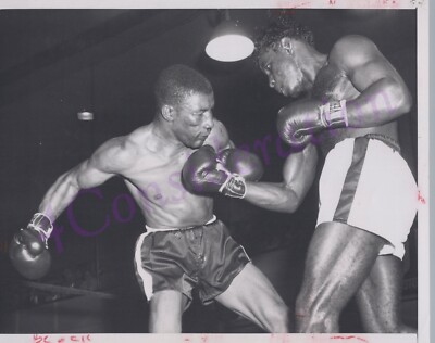 Vintage BOXING  PHOTO  Fighter Sugar Wilson vs Isaac Logart  N3 I