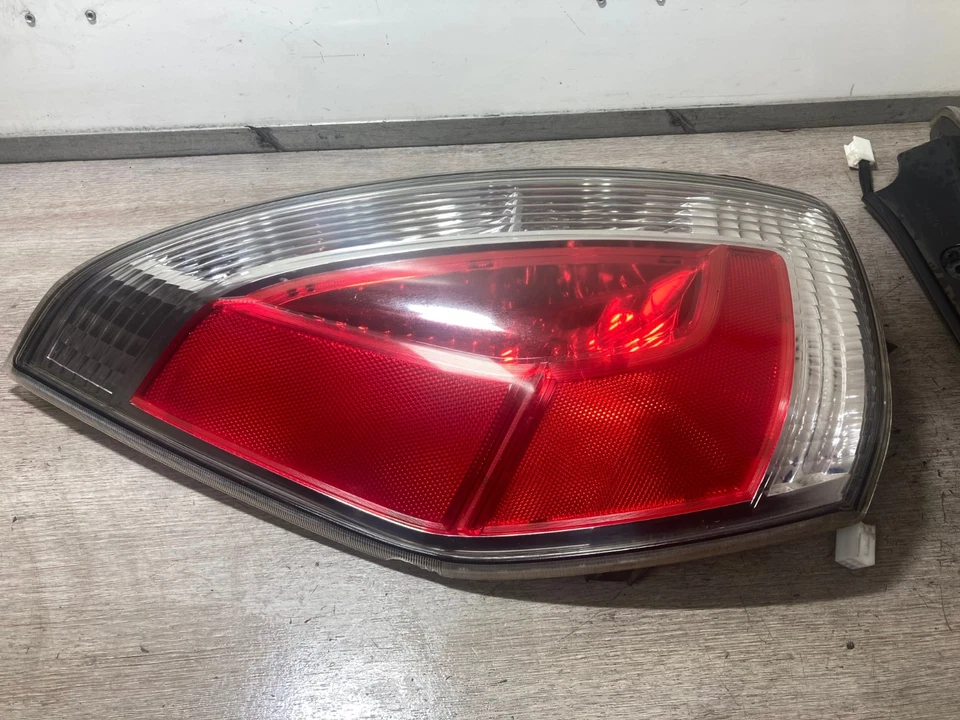 PAR DE LANTERNAS TRASEIRAS TRASEIRAS LATERAIS PARA PASSAGEIROS E MOTORISTAS 2008 MAZDA 5 - Imagem 2 de 4