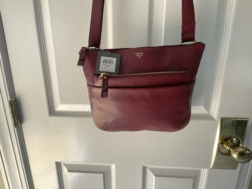 全新带标签! Fossil Tessa 卵石皮革斜挎包葡萄酒 — 第 4/4 张图片