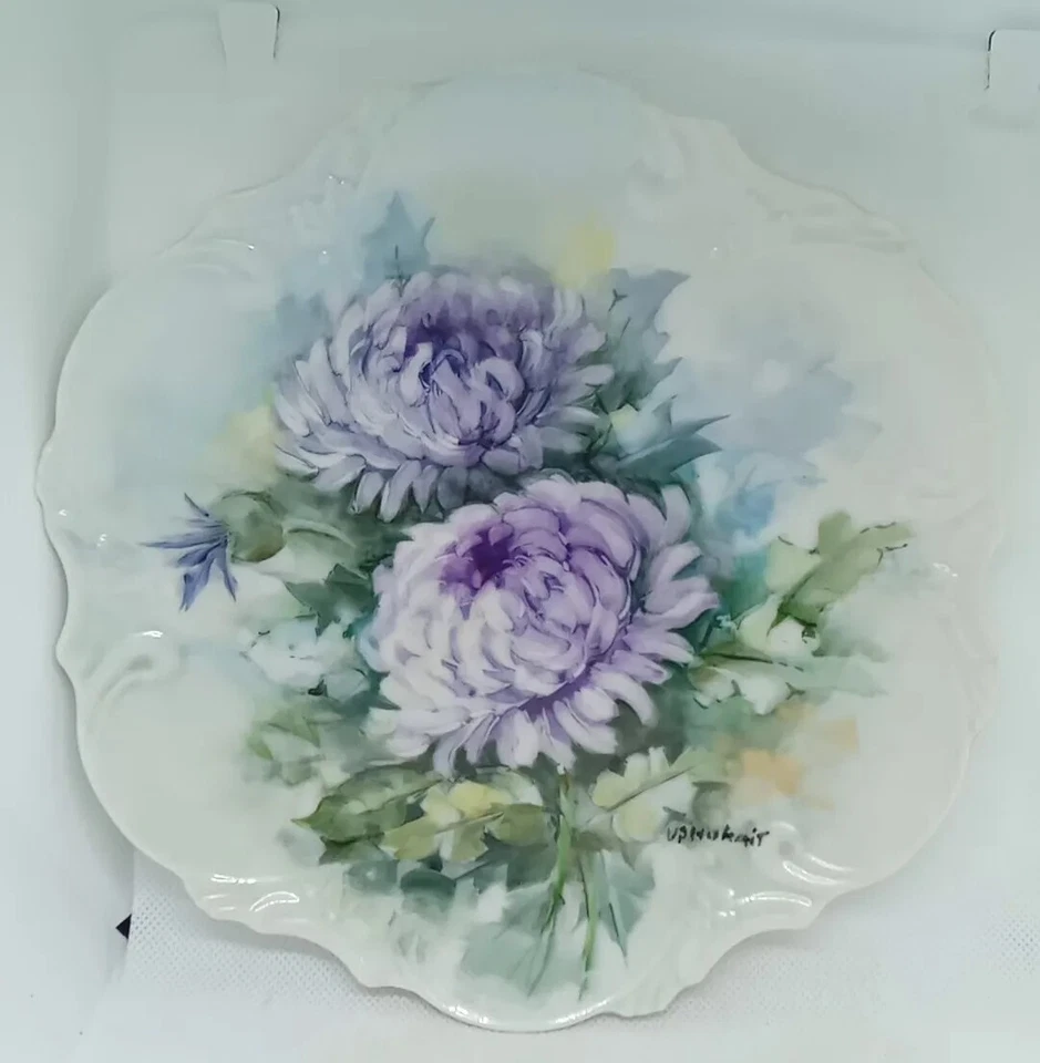 Placa de 2 crisantemos morados de porcelana pintada HD de colección firmada. Colgante/montaje Foto 4 de 4