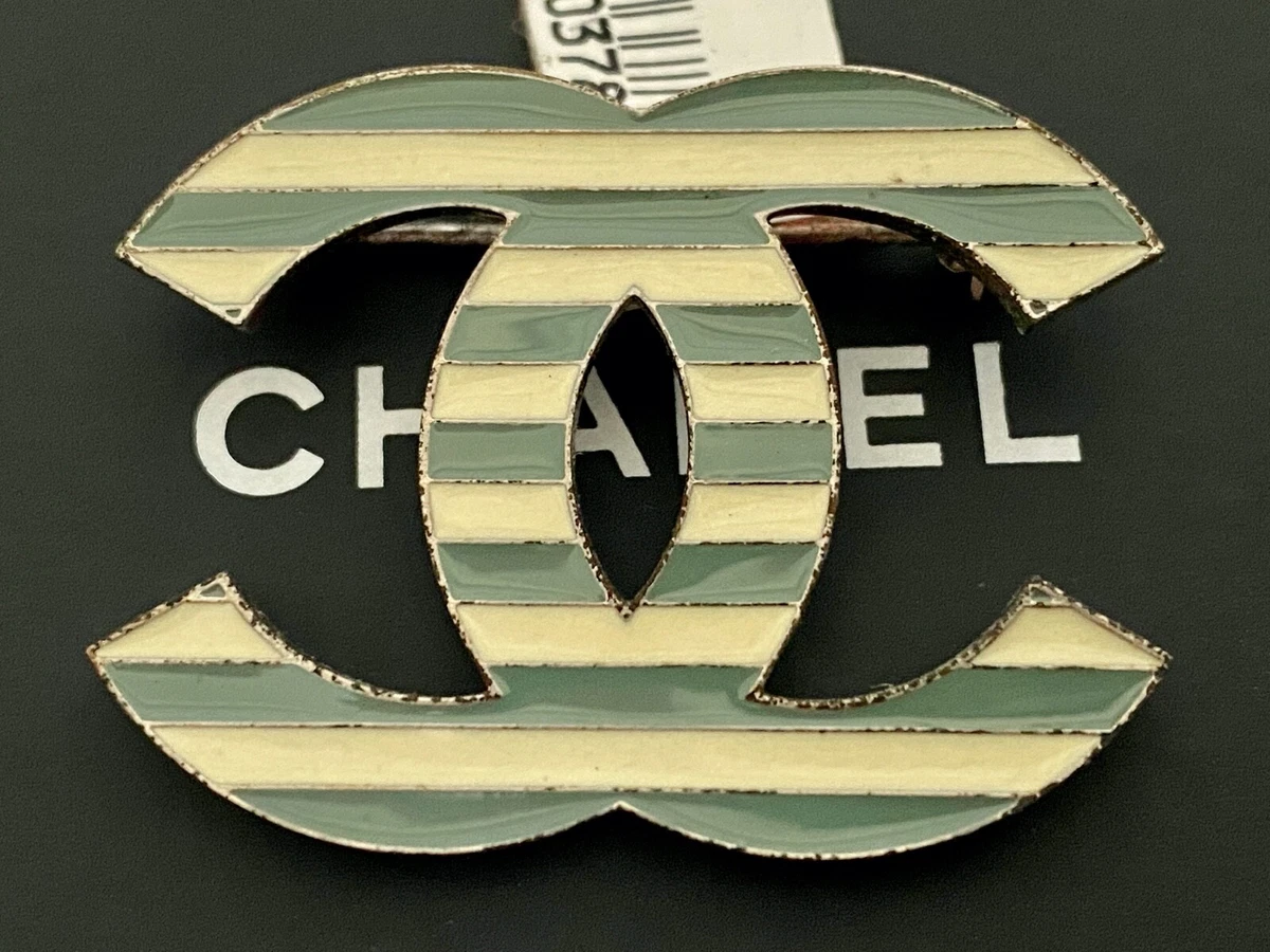 CHANEL A17C crystal CC logo gold tone star motive badge style pin brooch