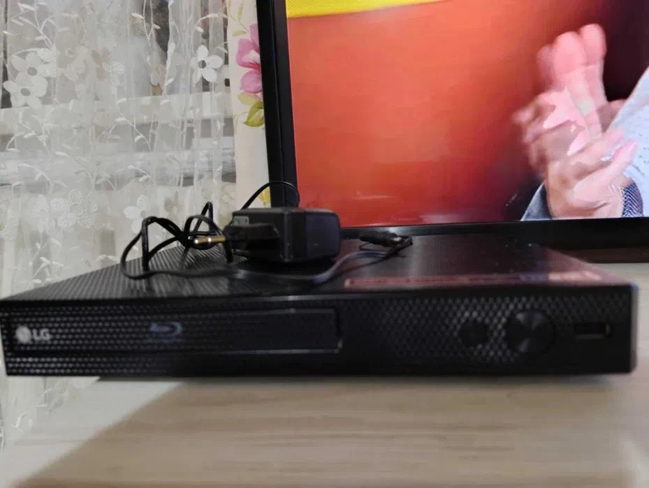 LG XviD DVD & Blu-ray Players with Internet/Media Streamer for