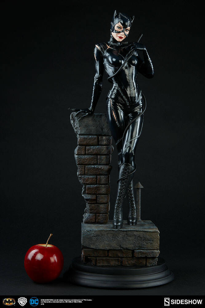 DC Comics CATWOMAN Premium Format™ Figure by Sideshow DC Comics CATWOMAN Premium Format™ Figure by Sideshow