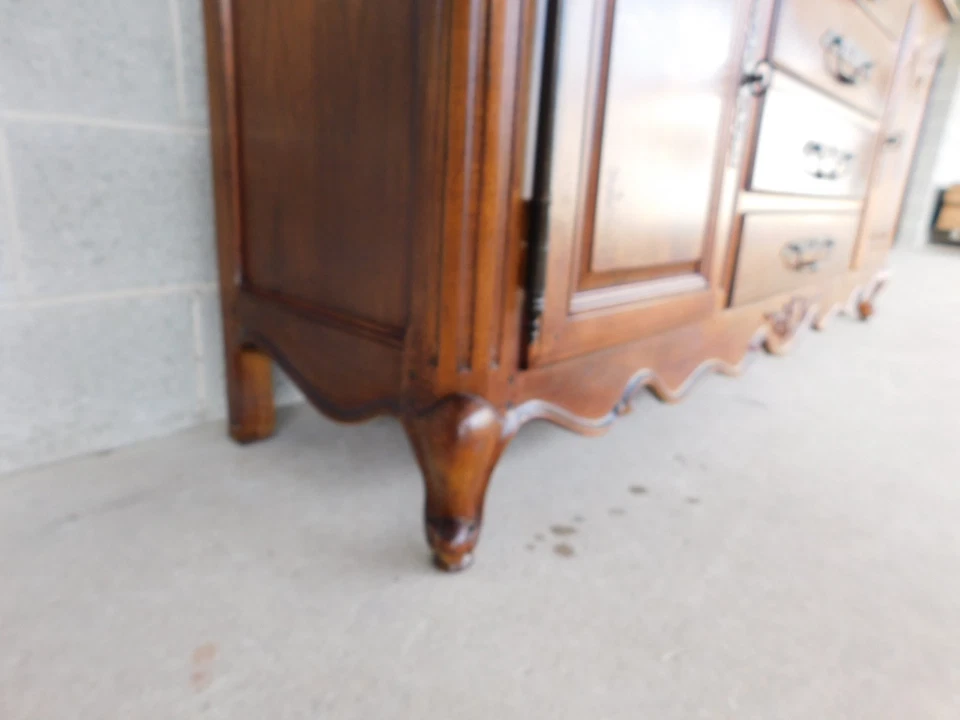 Armario de pared Henredon French Country Pierre Deux nogal iluminado 2 piezas Foto 2 de 4