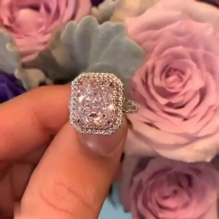 Anillo de compromiso con halo de esmeralda de 4 quilates de zafiro rosa creado en laboratorio enchapado en oro blanco de 14 quilates Foto 4 de 4