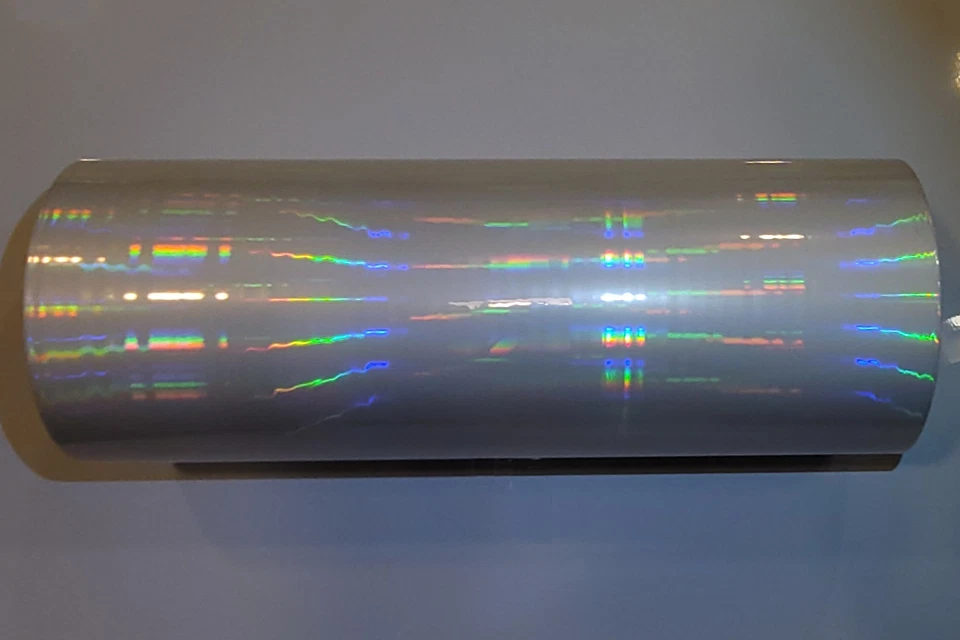 Rollo de película laminada holográfica arco iris transparente de 1,6 mil 12,75" x 1000', núcleo de 3" Foto 3 de 4