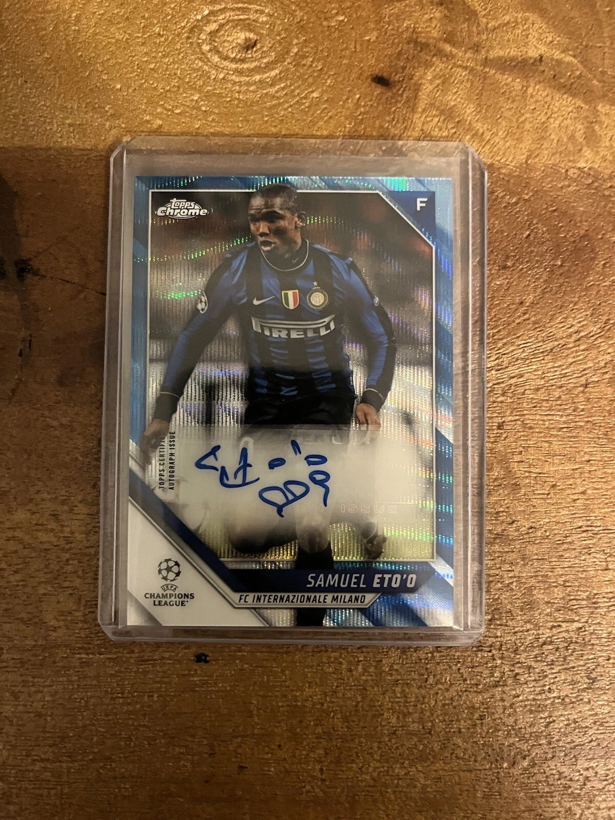Samuel Eto’o Topps Chrome UCL 2021-22 Inter Milan Blue wave Auto Numbered 28/75