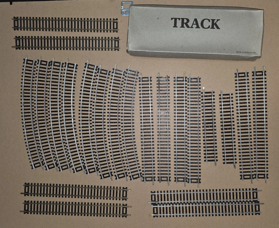 Lote de secciones de pista a escala HO Bachmann, paquete de alimentación e interruptores.  Vintage 1986 Foto 2 de 3