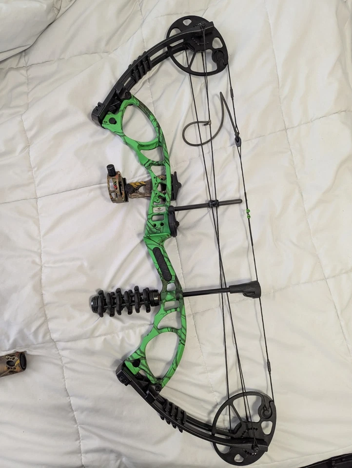 Diamond Edge XT Compound Bow 19-31” RH 70# Max - Image 2 of 2