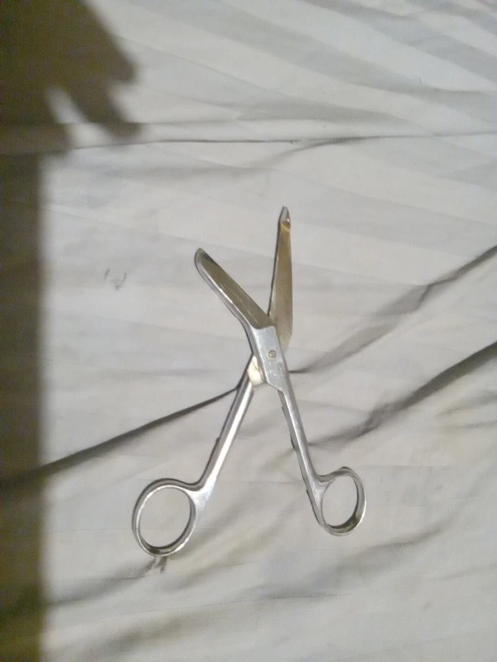 5 1/2" Bandage Scissors Stainless Steel Angled Tip Blunt Tip Livestock - Image 4 of 4