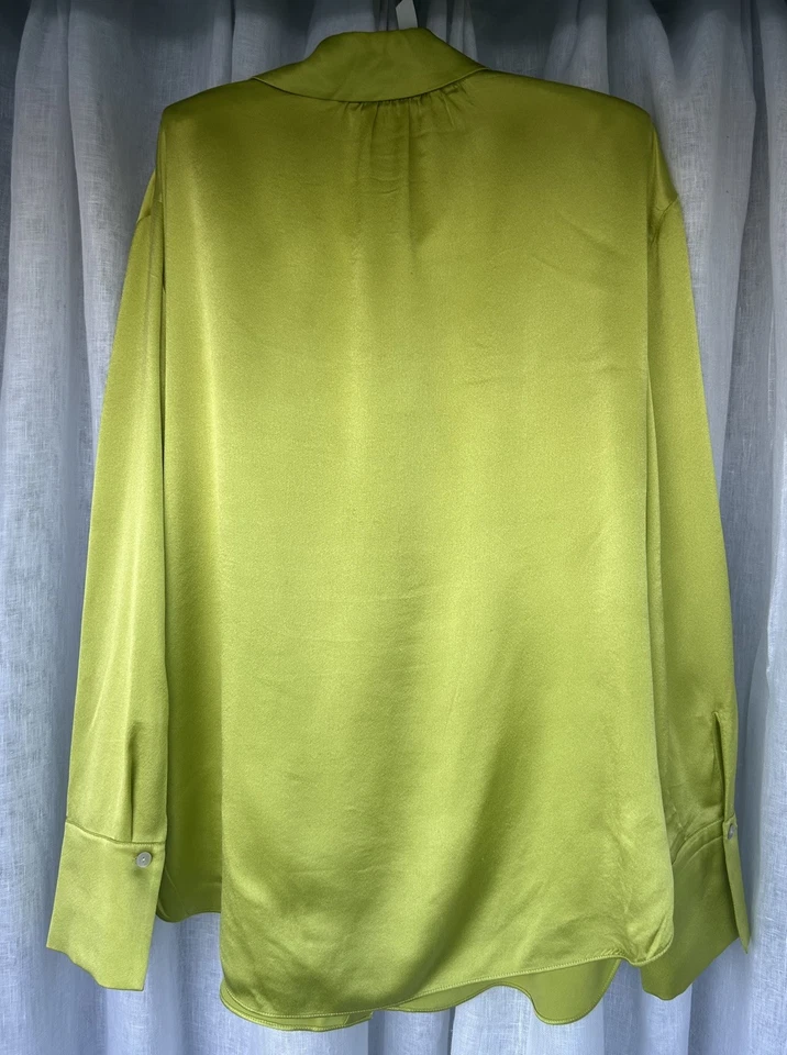 PreLoved Elegante Camisa Vince Silk Charmeuse en un Vibrante Cactus-Verde Lima Talla L  Foto 3 de 4