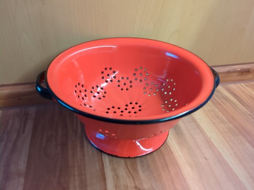 Emaille Sieb mit Griffen D = 21cm , H =10,5 cm. Top Zustand!!