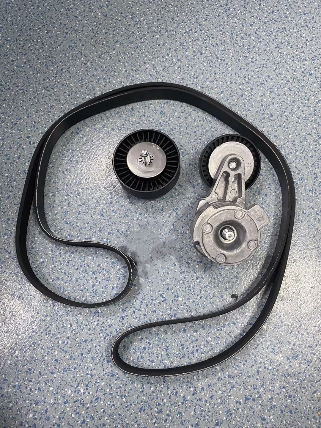 Brand New Drive Belt Pulley Tensioner Kit w/ Bolt For BMW E90 E91 E92