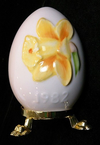 Goebel Ltd. Edition Annual Easter Eggs in Box with Stand, Four are available - Picture 5 of 8