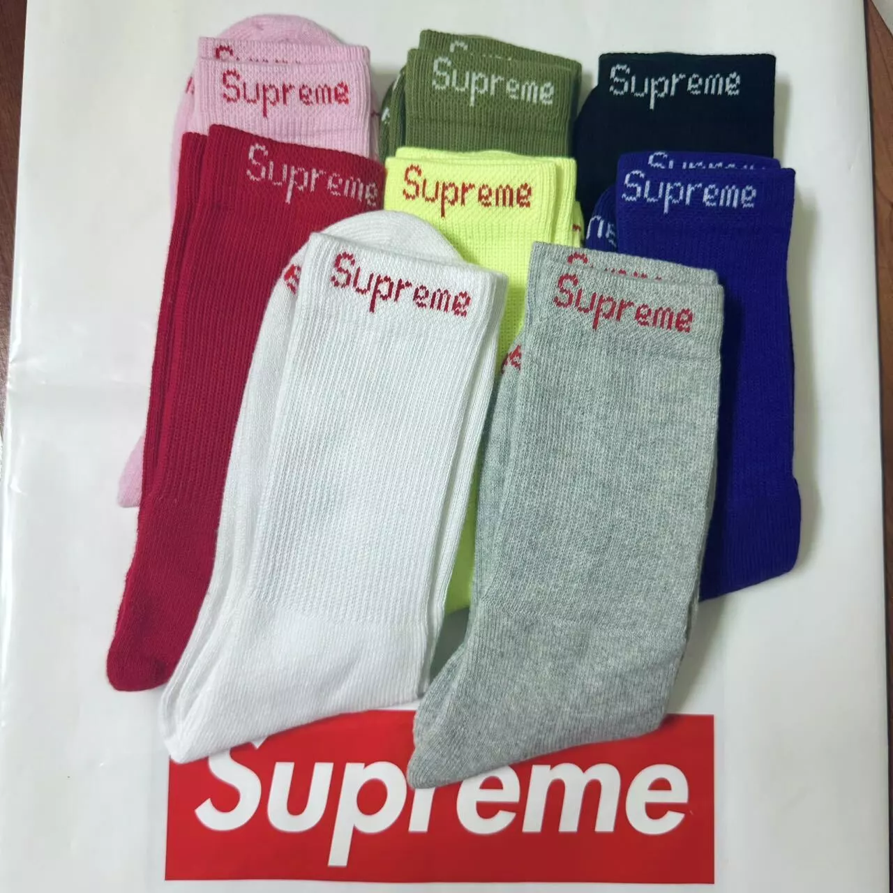 (UNE PAIRE) 100 % authentiques chaussettes crew Supreme x Hanes rouge violet jaune gris