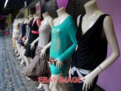 PHOTO  CAMDEN TOWN LONDON. CAMDEN STABLES MARKET IN TOTAL AROUND 500 SHOPS AND S
