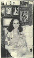 1975 Press Photo Molly Magee,Miss Mississippi with her cat Suzette - now20431