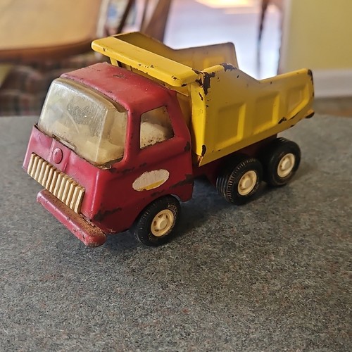 Tonka Camion con cassone ribaltabile vintage in acciaio pressato giocattolo, cabina rossa letto giallo - Foto 1 di 8