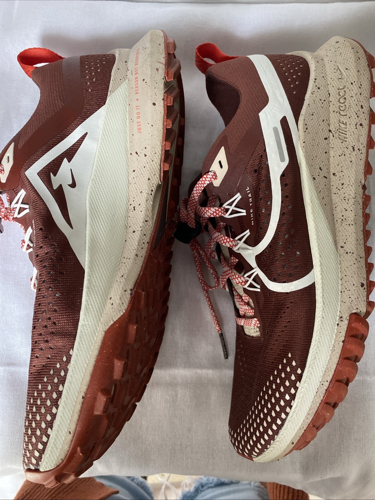 PONY Nike React Pegasus Trail 4 Scarpe da Corsa Picante Rosso (DJ6158 200) Taglia 8