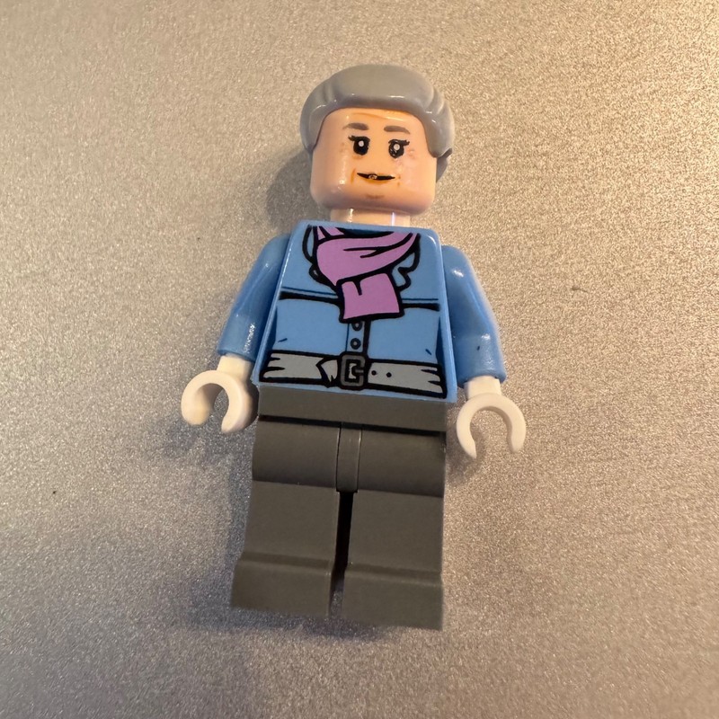 LEGO Marvel Super Heroes Spider-Man Old Aunt May Scarf Minifigure  sh272 76057