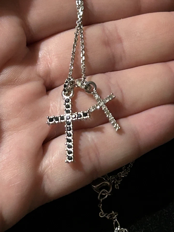 Collar colgante Swarovski transparente y negro doble cruz enchapado en rodio Foto 4 de 4