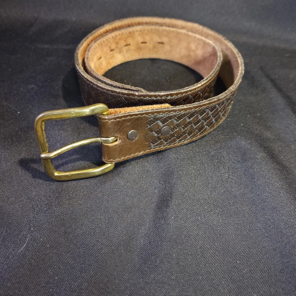 Cinturón de cuero Pathfinder vintage talla 30 tejido de canasta patrón en relieve latón... Foto 3 de 4