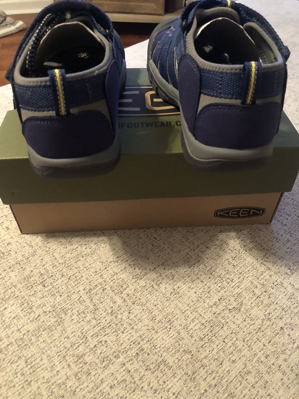 NUOVO KEEN ragazzo taglia 5 M Newport H2 blu profondità gargoyle 1009962 nuovo con scatola