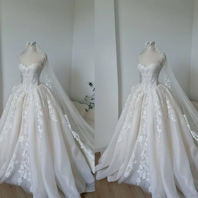 Classic Strapless Wedding Dresses Lace Applique Sweep Train A-Line Bridal Gown