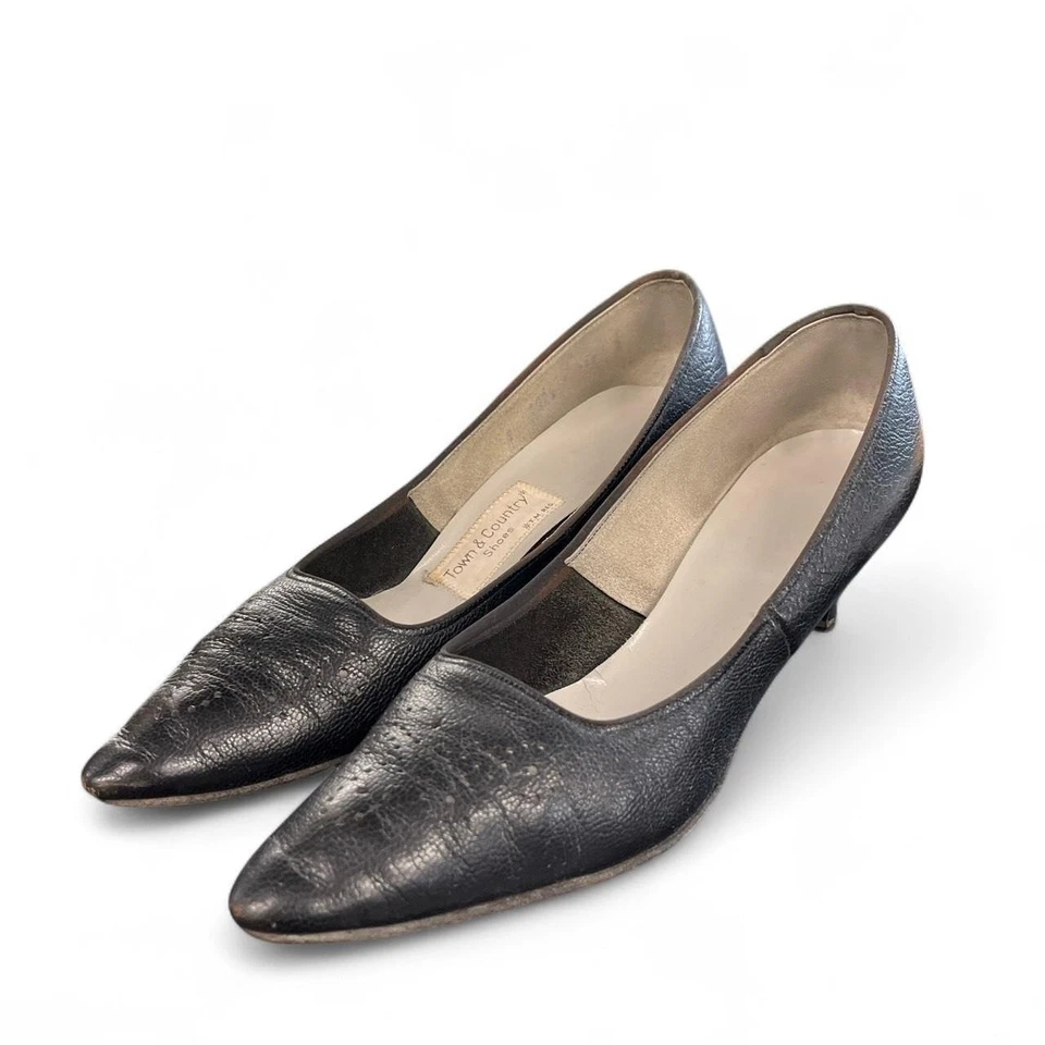 Vintage 60s Black Leather Kitten Heels Town & Country USA Leather Soles Size 9.5 - Image 2 of 4