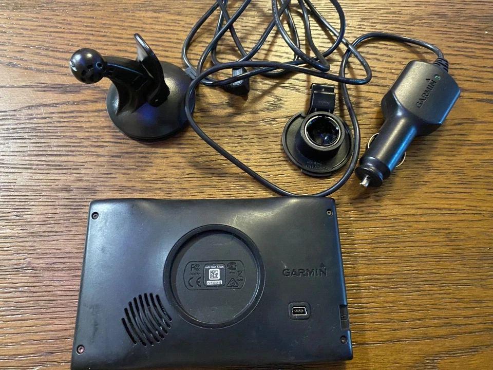 Garmin Nuvi 52 LM GPS 5" Screen Bundle Free Shipping - Image 2 of 4