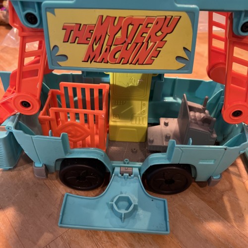 Fisher-Price Imaginext Transforming Mystery Machine Van e 6 personaggi 1 maschera più+ - Foto 19 di 22