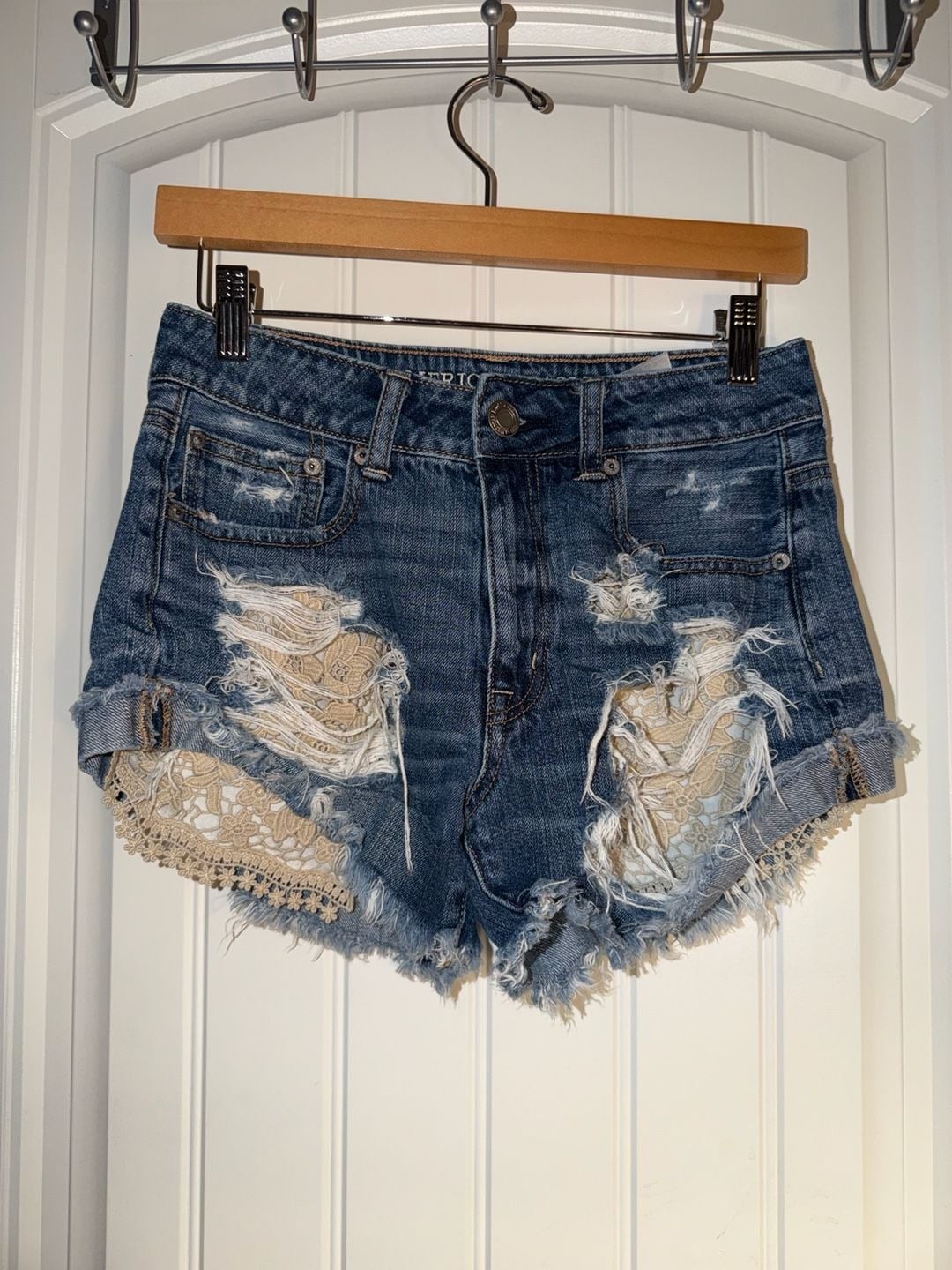 American Eagle Outfitters Festival distressed denim shorts! Size 2, photo 2