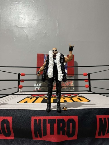 Figurine WWE Elite Series 5 SYXX – WCW/WWF Monday Night War – Neuve Sans étiquette – Avec Pièce BAF