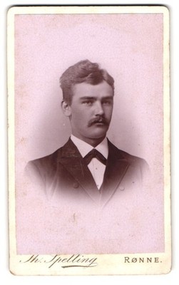 Fotografie Th. Ipsen, Rønne, Lille Torv, Porträt des Herrn Carl Brandt 1892 